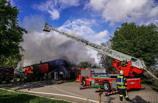 Feuerwehrleute beim Löscheinsatz im SOS-Kinderdorf. Foto: /SDMG/Kohls