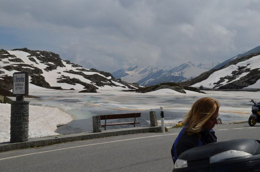 viel Schnee auf dem Bernhardino