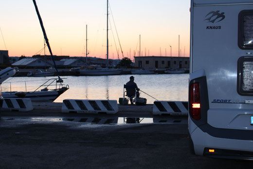 Früh morgens in Olbia. Parkplatz an der Marina 