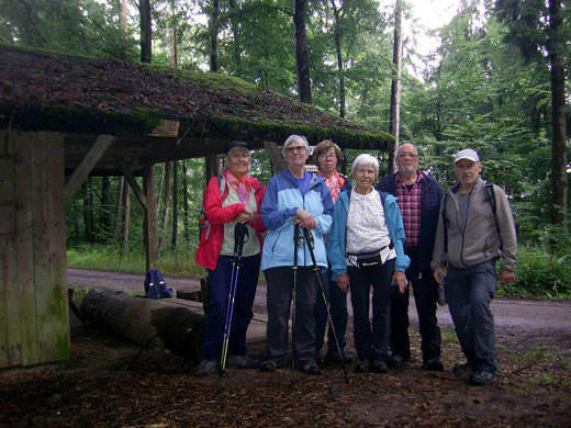 Das Foto zeigt die Wanderer vor der Schutzhütte am Lärchengarten.