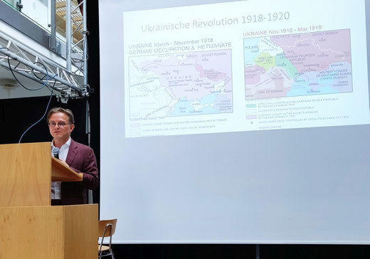 Dr. Pohl erläutert die historischen Hintergründe.