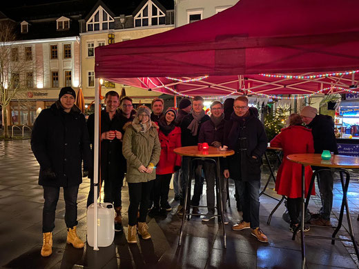 Junge Union beim Adventstreff. Mit dabei u. a. die langjährige Kreisvorsitzende Flavia Schardt, ihr Nachfolger Cedric Crecelius (2. v. r.) und der Diezer JU-Vorsitzende Maximilian Müller (1. v. r.)