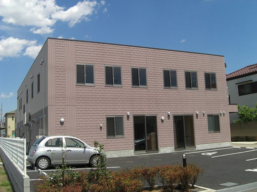 『まごころ』とは接する人に対してほんの少しの優しさを表現すること。  やさしさとは、その人のことを想いやった行い。     入居者様やその家族様に対する『まごころ』  共に働く人やその家族に対する『まごころ』  地域の人々に対する『まごころ』     私たちは『まごころ』を大切にする心をもって  入居者様に穏やかで安心できる暮らしを提供します。