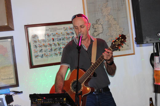 Kurt Wagner mit Gitarre auf der Bühne www.kurtwagner.at
