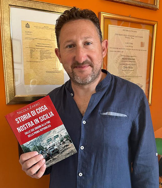 Nicola Zarbo con in mano il suo ultimo libro: "Storia di Cosa Nostra in Sicilia - Dalle origini alla fine della Prima Repubblica"