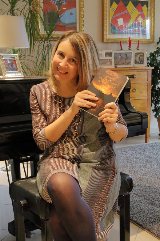 Angela Flori con in mano il suo ultimo libro "Se puoi, vieni a baciarmi quando torni"