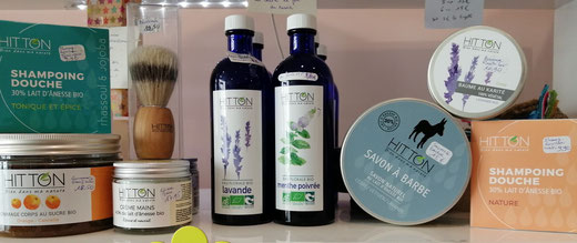 vue d'ensemble des cosmétiques disponibles  en boutique : shampoing solide, savon à raser, crème visage, gommage pour corps...