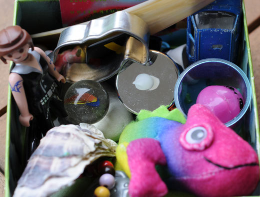 Schatzkästchen zum Kreativen Schreiben mit Spielzeug.