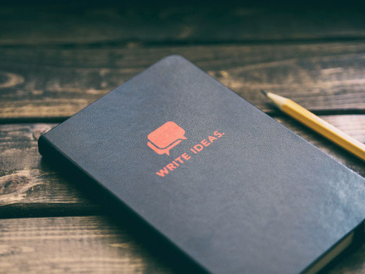 Ein Notizbuch, auf dem "Write Ideas" steht und ein Bleistift daneben.