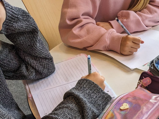 Schreibende Kinderhände