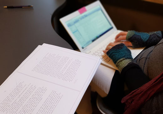 Online kreatives Schreiben lernen: Eine Frau sitzt vor ihrem Laptop und tippt. 