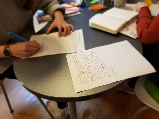 Hände, die Schreiben.