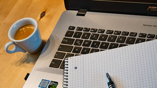 Laptop mit Kaffeetasse