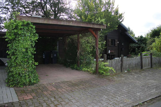 Ein Carport des Blockhaus Güster, ein zweites gibt es für Fahrräder und co.