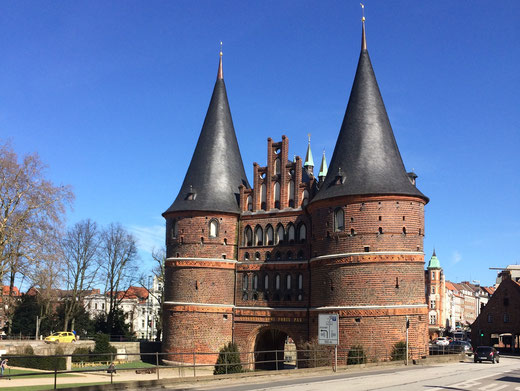 Das Lübecker Holstentor, neben Altstadt und Marzipan ein Muss für Besucher!