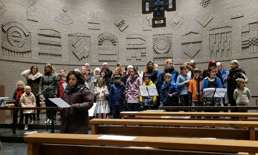 vocalis und der Kinder-Projektchor Heilig Kreuz sangen in der Knielinger Heilig-Kreuz-Kirche unter der Leitung von Mercedes Guerrero (vorne) für Menschen in Not.