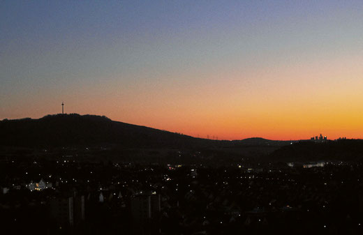   © Klaus Irion  Die Ruhe beim Blick über das abendliche Balingen hinauf zum Dotternhausener Holcim-Zementwerk (rechts im Hintergrund) und zum Plettenberg (links im Hintergrund) täuscht. Der Streit um den kompletten Erhalt der diesseitigen Plettenbergkuli