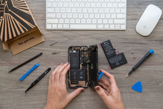 ein Handy Akku Austausch bei My Mobile Repair in Hamburg von einem Techniker