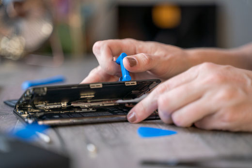 eine Handy Display Reparatur bei My Mobile Repair in Hamburg von einem Techniker