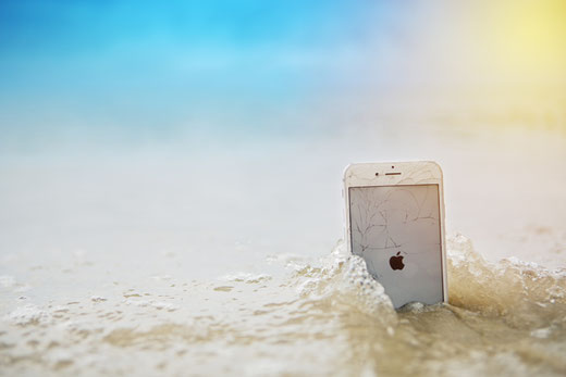ein Handy im Wasser - neustart des Handys wegen Wasserschaden