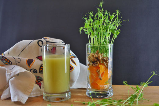 Erbsen Microgreens Smootie mit Orangen und Walnüssen