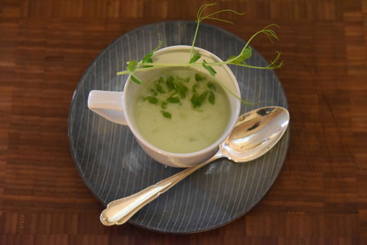 Erbsen Microgreens Suppe mit Erbsendeko