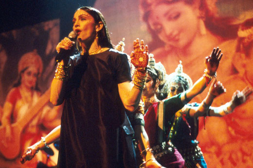 Madonna sorprendió con su show y vestuario en los MTV de 1998.