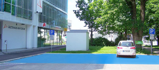 Parkplätze am Nordende der Wiesstraße direkt am Eingang von Ärztehaus und Apotheke