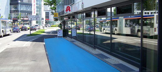Parkplätze an der Bahnhofstraße auf dem Gehsteig direkt vor der Apotheke