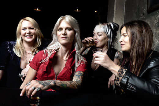 Black Sabbitch, vier Frauen aus Los Angeles auf den Spuren von Ozzy Osbourne und Kollegen. Endlich mal "Paranoid" live im Unterwaldhauser Festzelt! ;o) Foto: Promo