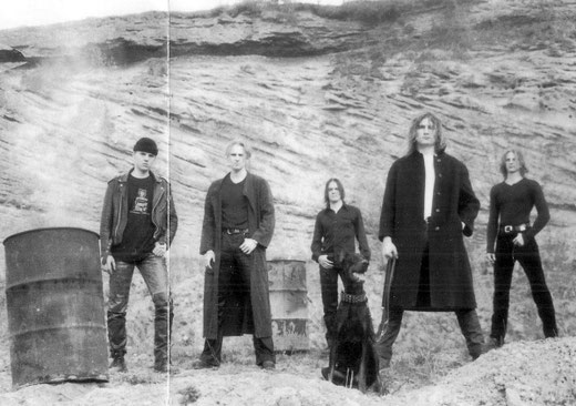 Frühes Pressefoto, noch zu fünft, für das Chaindogs-Debütalbum, das 1998 live ohne Overdubs eingespielt wurde. Das Bild wurde aus dem Booklet gescannt. Foto: Promo