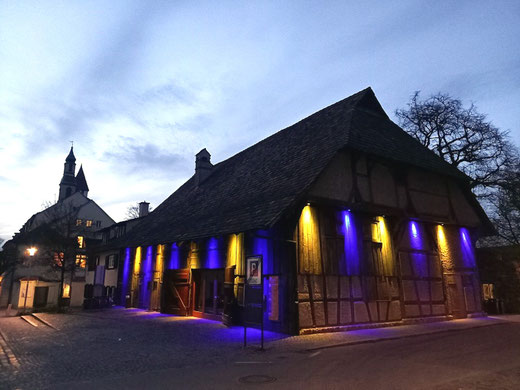 Die Ravensburger Zehntscheuer am Abend. Seit 1983 wird das bald 650 Jahre alte Gebäude als Kulturbühne genutzt. Foto: Hans Spirek   