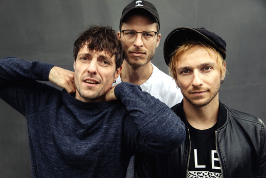 Itchy sind in diesem Jahr Headliner beim "Umsonst & Draußen Mössingen". Außerdem sind die drei Eislinger Punkrock-Abräumer im August beim "Obstwiesen Festival" in Dornstadt bei Ulm am Start. Foto: Diana Mühlberger 