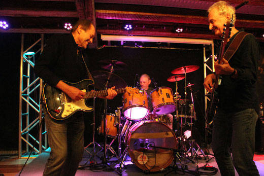 Dannemann & Friends begeisterten am Samstagabend im Obermarchtaler "Kreuz" mit stark bluesorientiertem 70er-Rock. Foto: Miche Hepp
