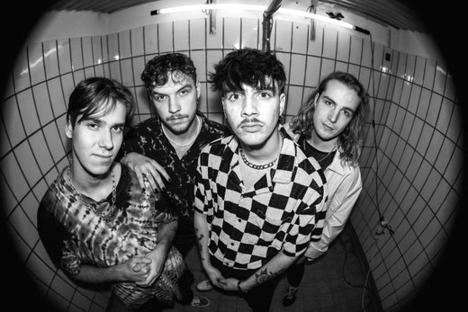 Nach "Wacken", Summer Breeze" sowie weiteren Open Airs und einer Headliner Tour durch die deutschsprachigen Länder bestreitet die Rottweiler Metalcore-Band Avralize ein Heimspiel beim "Easter Cross Festival" im benachbarten Oberndorf. Foto: Fragile Gold
