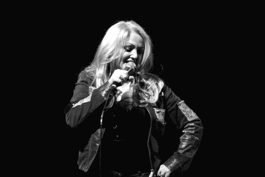 Bonnie Tyler ist gestern Abend nach schwerer Krankheit unerwartet gestorben. Die walisische Popsängerin wollte im kommenden Jahr ihren für diesen Sommer abgesagten Termin beim Singener "Hohentwielfestival" nachholen. Foto: Bandpick Unlimited