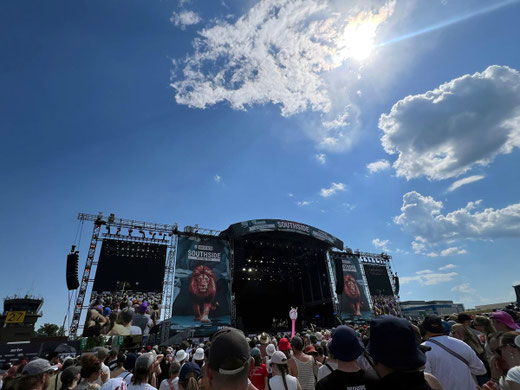 Schwitzen in Neuhausen ob Eck: Nachdem gestern Abend beim "Southside" wegen eines Gewitters das Festivalgelände für kurze Zeit evakuiert werden musste, geht das Open Air heute bei bestem Sommerwetter weiter. Foto: Kaddi Schütz
