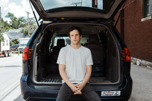 Man muss kein Freund der Countrymusik sein, um die Songs von Ryan Davis zu mögen. Der Singer/Songwriter aus Louisville/Kentucky tourt in dieser Woche mit seiner Band durch Baden-Württemberg. Foto: Promo