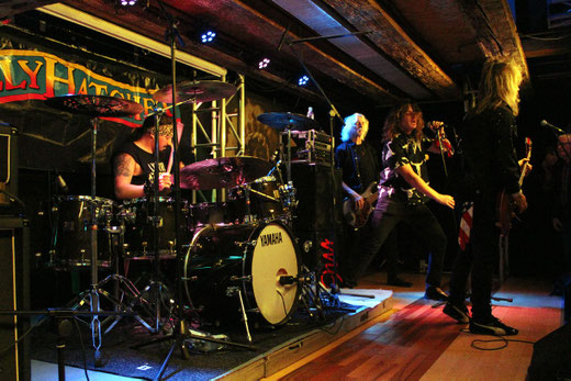 In neuer Besetzung präsentierte sich Molly Hatchet beim fast ausverkauften Konzert im Obermarchtaler "Kreuz" topfit, druckvoll aber auch sehr laut. Foto: Miche Hepp