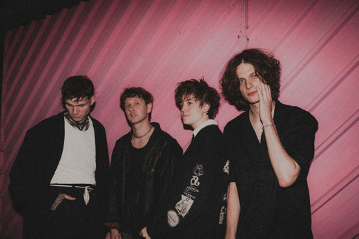 "Popländ"-Preisträgerin Nikra (zweite von rechts) mit ihrer Band. In diesem Jahr konnte sie auf dem "Southside Festival" sowie als Tour-Support-Act von Heisskalt und Van Holzen ihre Songs vorstellen. Foto: Luca Vasi