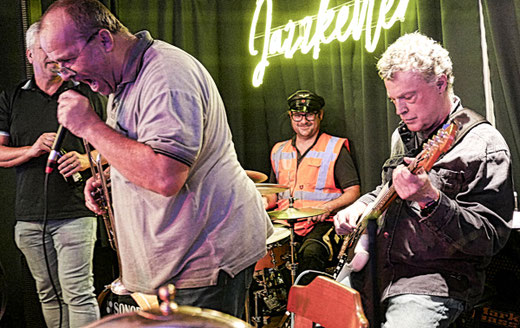 Let The Good Times Roll: Dixie Custom Bros und ihr Publikum haben am vergangenen Freitag im Bad Saulgauer Jazzkeller die legendären alten Zeiten wieder aufleben lassen. Foto: Helmut "Ebi" Eberhart