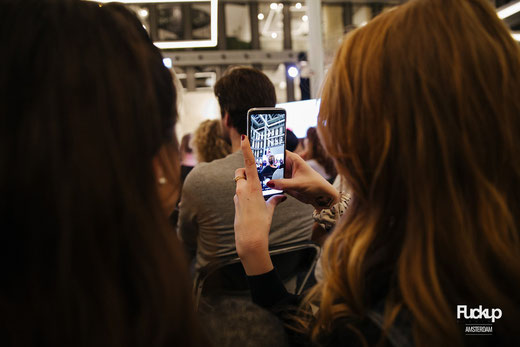 Smartphone fotografiert FuckupNights-Bühne