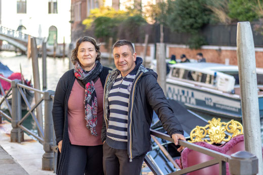 due oersine sui canali di Venezia con gondola