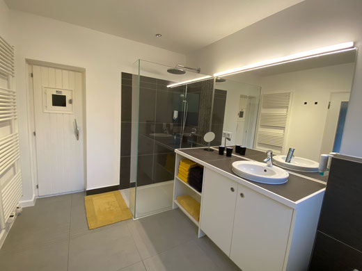 Bad mit Dusche und eigener Sauna