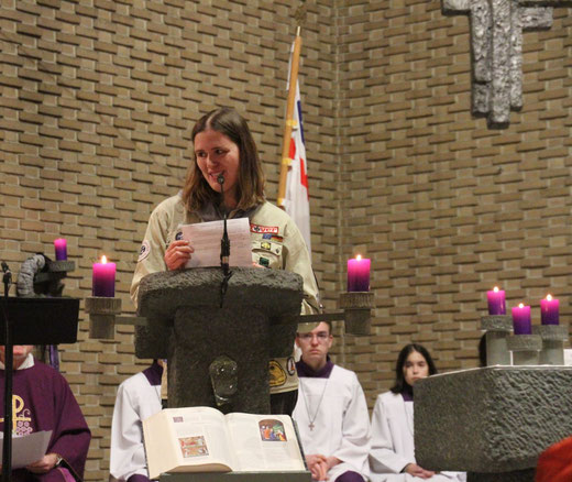 Katrin Krause erklärt in der adventlich geschmückten Kirche das Motto: „Frieden beginnt mit dir".