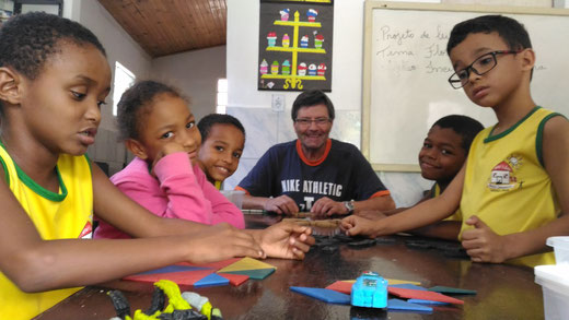 Mães voluntárias ajudando na faxina
