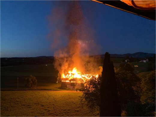 In der Nähe des historischen Stedli Grüningen brannte eine Scheune am Montag Abend lichterloh. Bild: Suzan Honegger