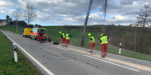 Vorübergehende Strassensperrung wegen Ölspur. Bild: Feuerwehr Gossau ZH