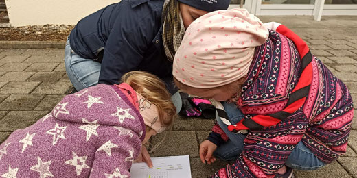Die Schatzsuche ist eine gelungene Abwechslung für die Kinder. Bild: Katrin Oberholzer