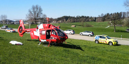 Ein schwerverletzter Gleitschirmpilot musste mit der Rega ins Spital geflogen werden. Bild: Rega